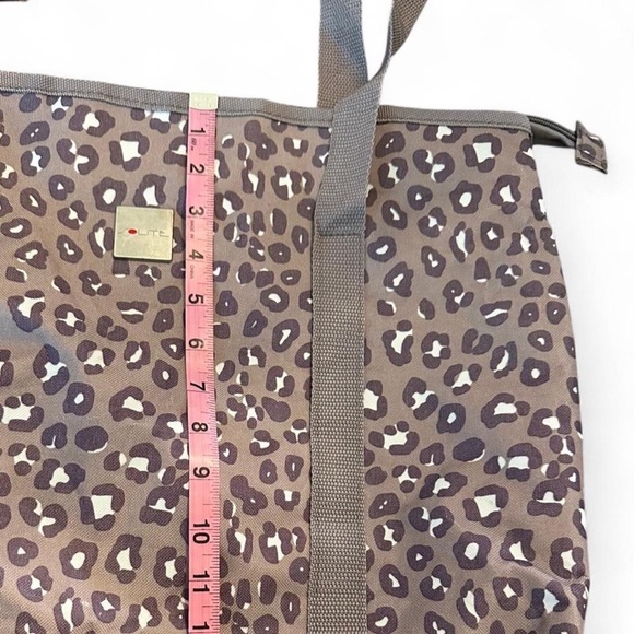 Chic Leopard Print Tote Bag - Picture 4 of 8
